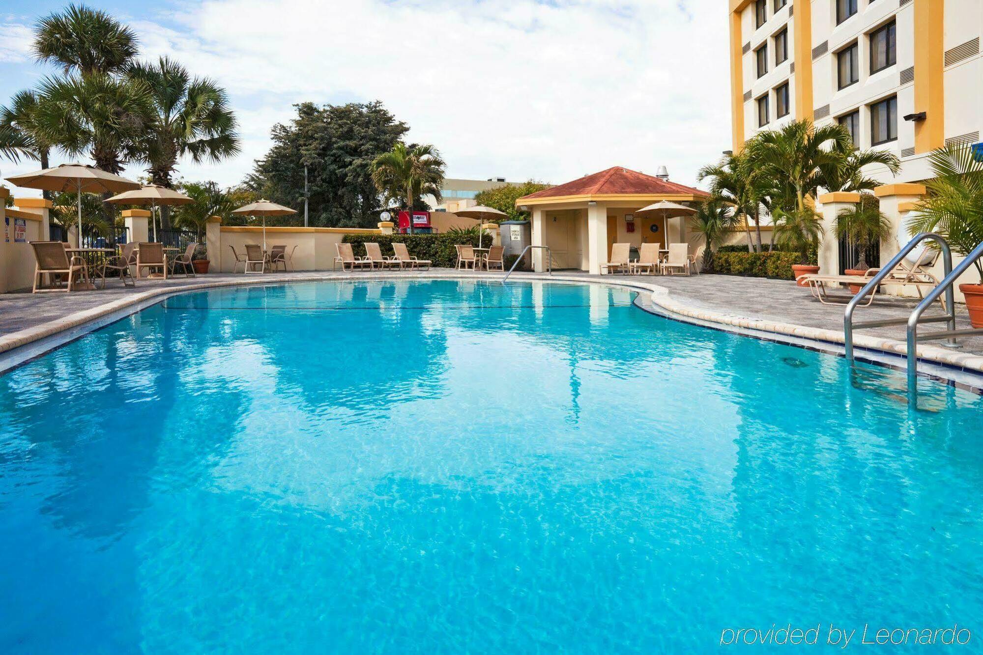 Holiday Inn Express Hotel & Suites Miami - Hialeah By Ihg Ngoại thất bức ảnh