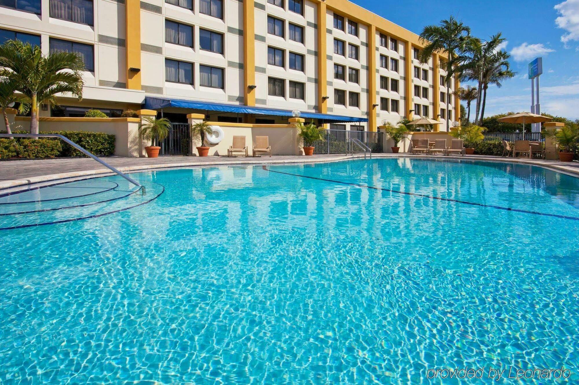 Holiday Inn Express Hotel & Suites Miami - Hialeah By Ihg Ngoại thất bức ảnh